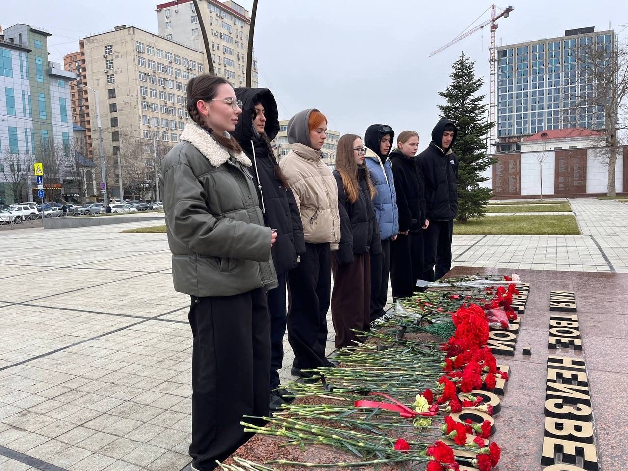 КубанскиеВести.Ру - Студенты Краснодарского кооперативного института возложили цветы к Вечному огню в память о...