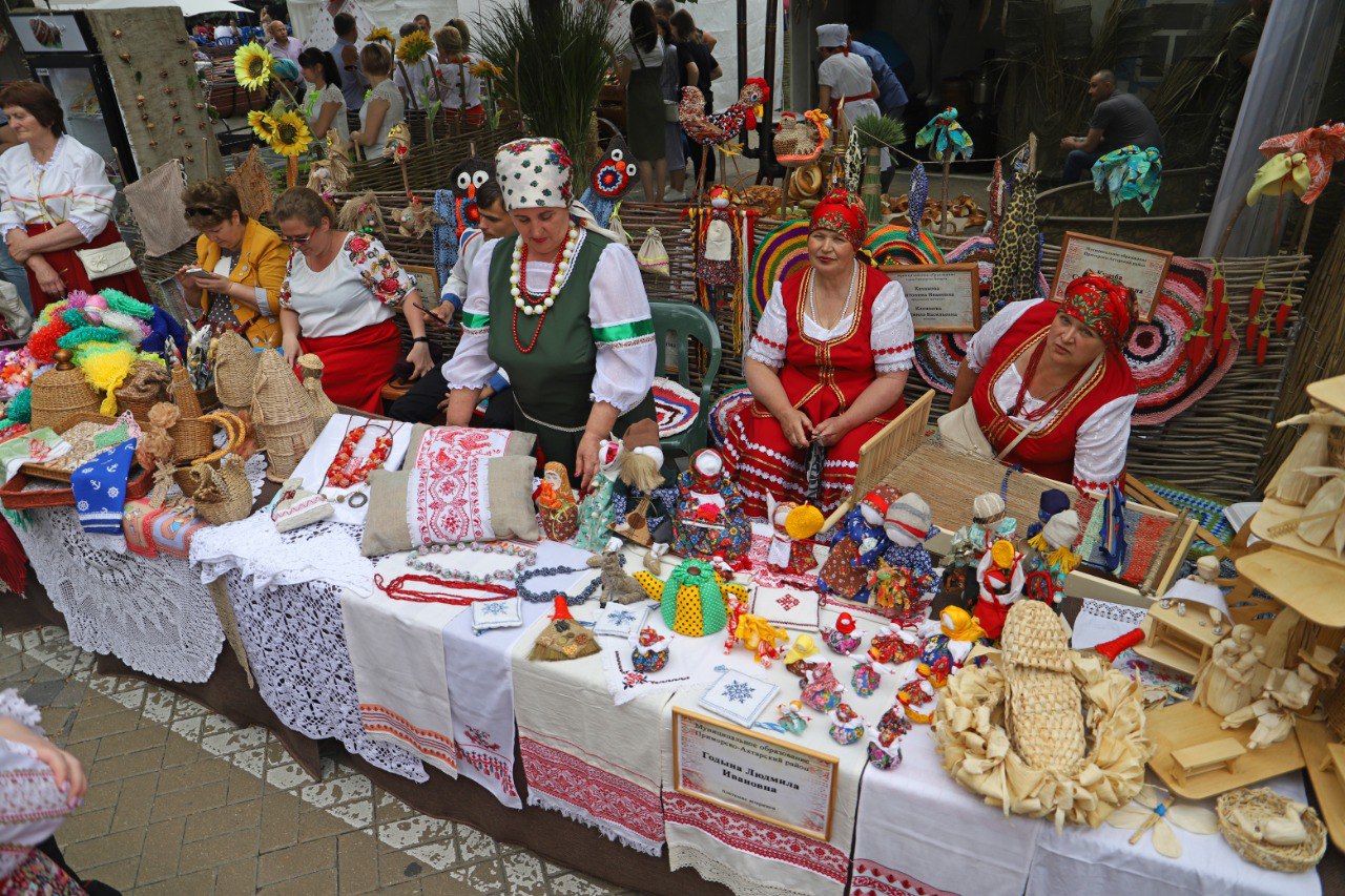 КубанскиеВести.Ру - Юрий Бурлачко рассказал о поддержке мастеров-ремесленников в Краснодарском крае