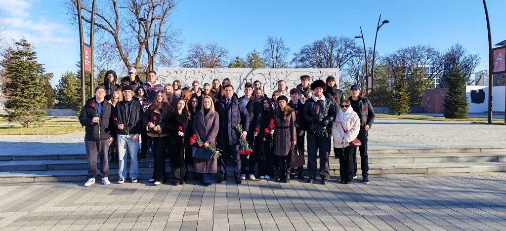 КубанскиеВести.Ру - Алексей Крыцула: Мы должны помнить и чтить подвиг советских солдат, отдавших жизни за мирное небо...