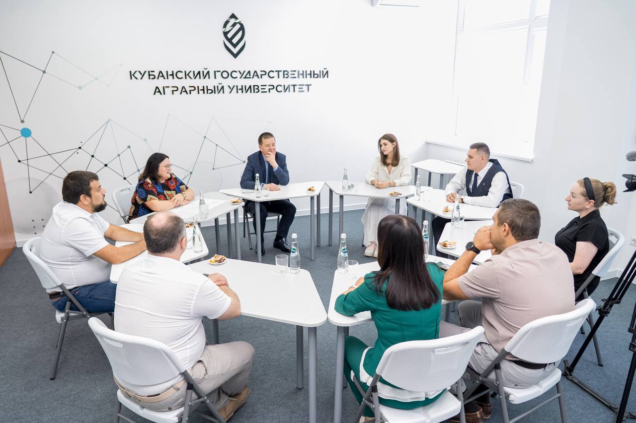 КубанскиеВести.Ру - Александр Трубилин встретился с победителями проекта «Практиканты»