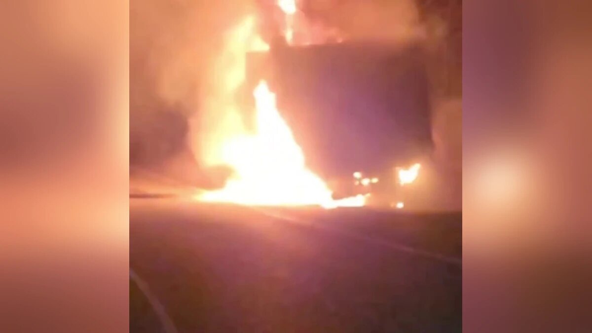 КубанскиеВести.Ру - На трассе «Джубга — Сочи» полностью сгорел грузовой автомобиль