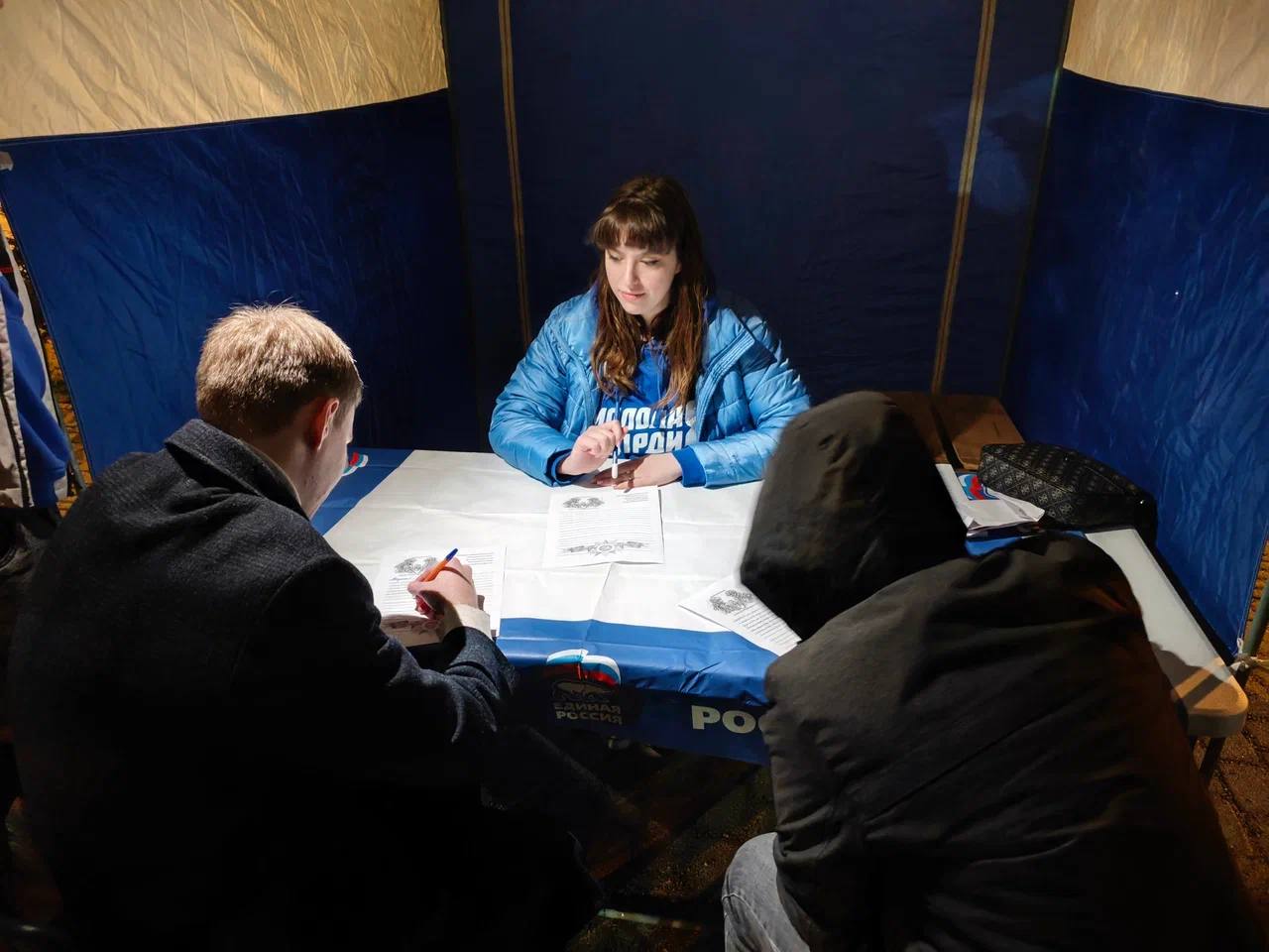 КубанскиеВести.Ру - Молодогвардейцы Краснодара провели патриотическую акцию в честь Дня защитника Отечества