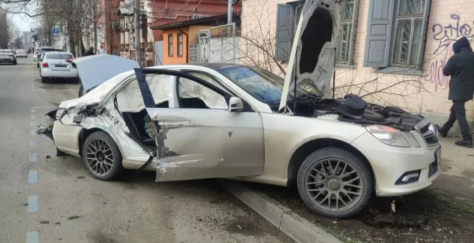 КубанскиеВести.Ру - Водитель Мерседеса врезался в трамвай на перекрестке Коммунаров и Пашковской в Краснодаре