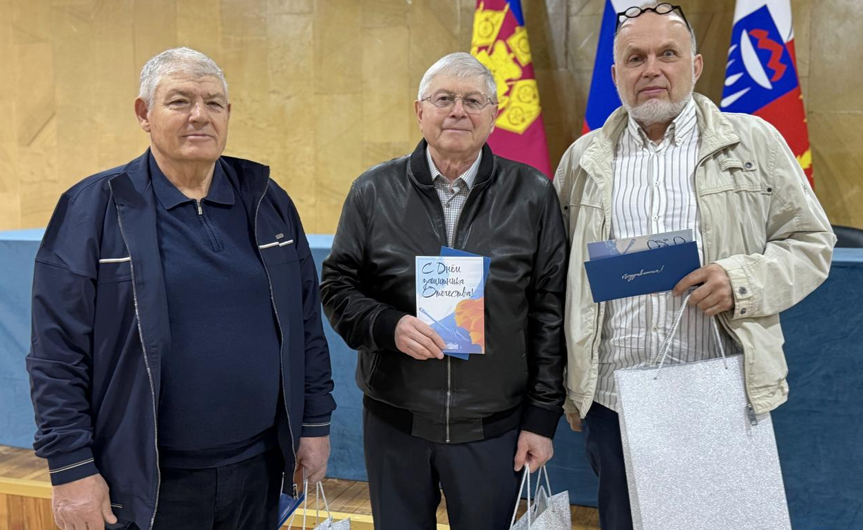 КубанскиеВести.Ру - Депутат ЗСК Борис Юнанов поздравил председателей ТОС с Днём защитника Отечества