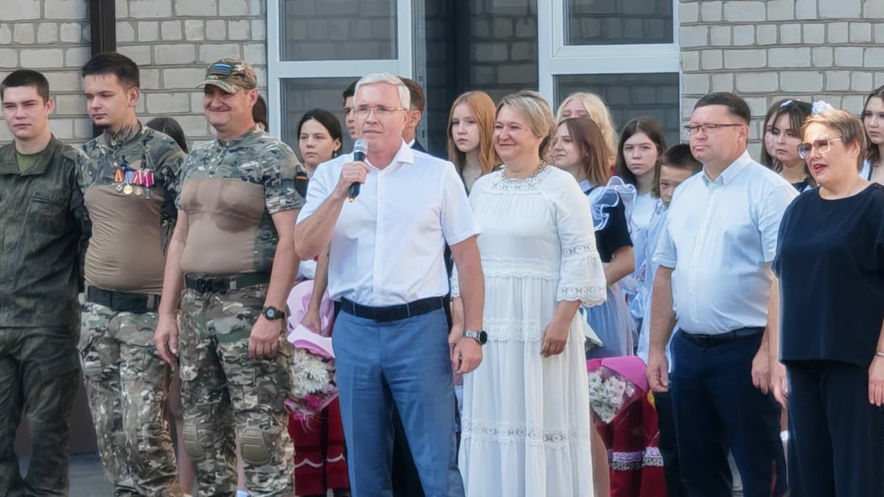 КубанскиеВести.Ру - В День знаний депутат Госдумы Эдуард Кузнецов поздравил учеников крыловской школы