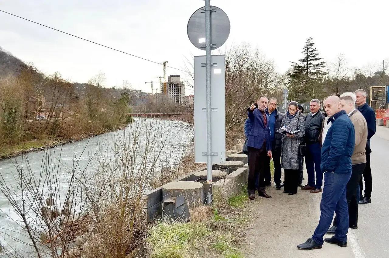 КубанскиеВести.Ру - Депутат ЗСК Виктор Тепляков провёл осмотр оползня на ул. Краснодонская в Центральном районе Сочи