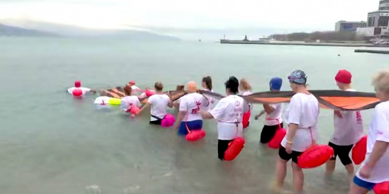 КубанскиеВести.Ру - Массовый заплыв с 12-метровой Георгиевской лентой состоялся в Новороссийске