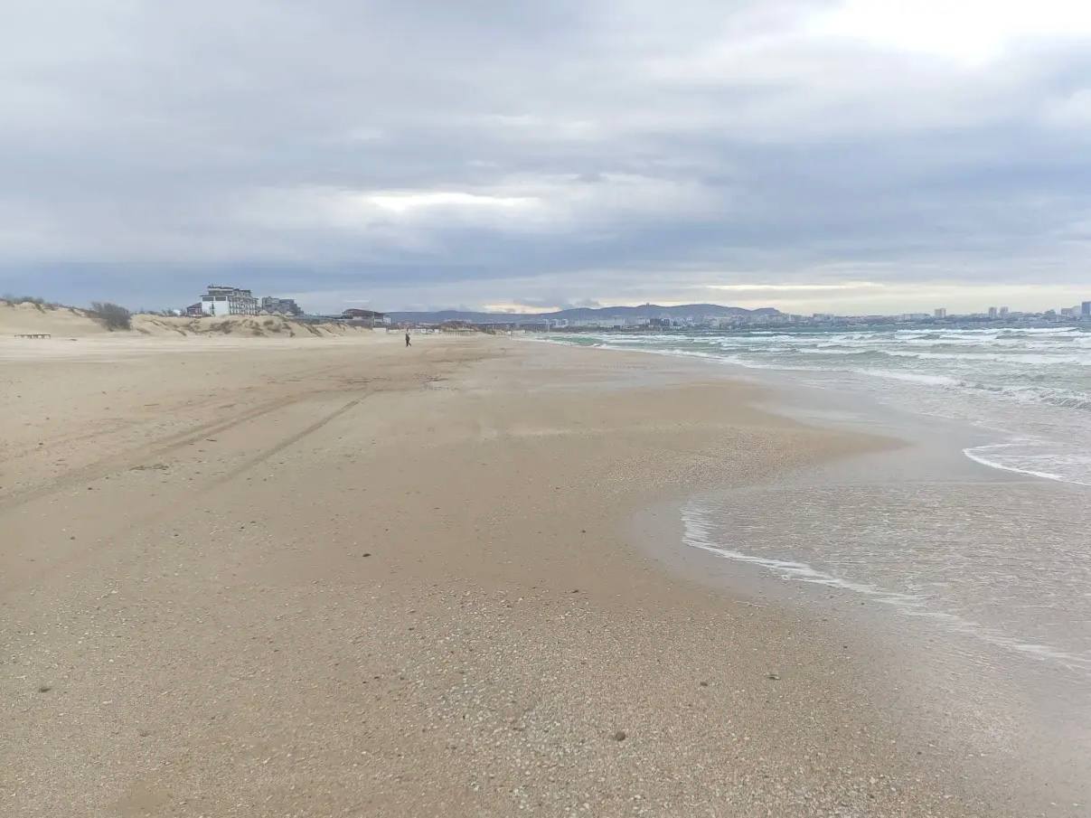 КубанскиеВести.Ру - В Анапе оперативно убрали старые выбросы мазута после шторма