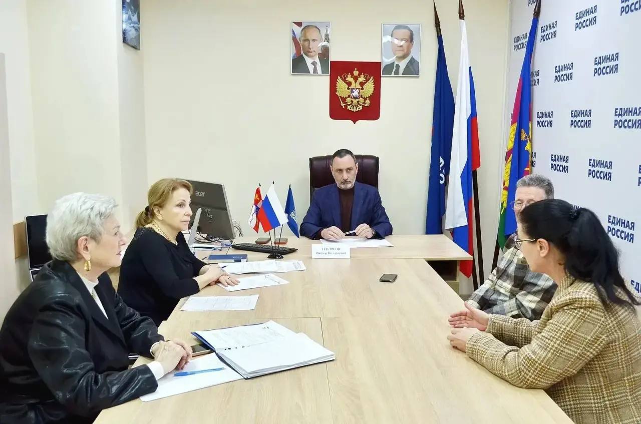 КубанскиеВести.Ру - Депутат ЗСК Виктор Тепляков провёл приём семей участников СВО