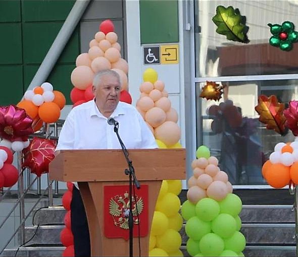 КубанскиеВести.Ру - Депутат ЗСК Владимир Зюзин поздравил жителей станицы Тбилисской с открытием новой школы