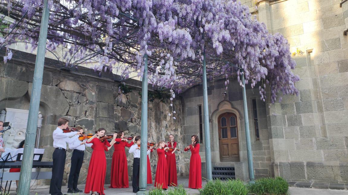 КубанскиеВести.Ру - Гостей Крыма ждут на концерты под открытым небом среди цветущих садов и парков